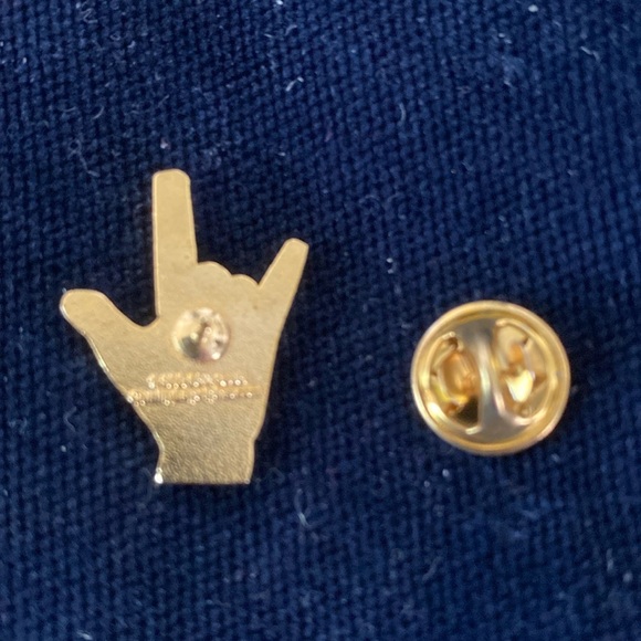 “I love you” in sign language Silver-toned Hand inside a gold-toned hand pin - Picture 3 of 6